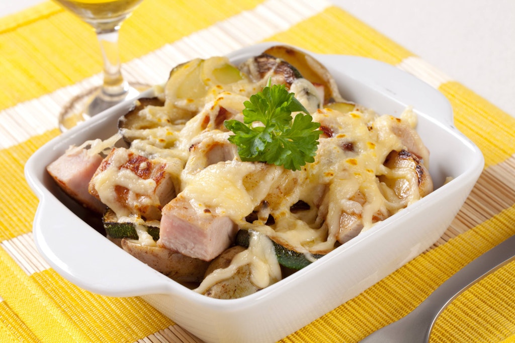 Ein Kartoffel-Auflauf mit Kasseler ist die perfekte deftige Mahlzeit für kalte Tage. 