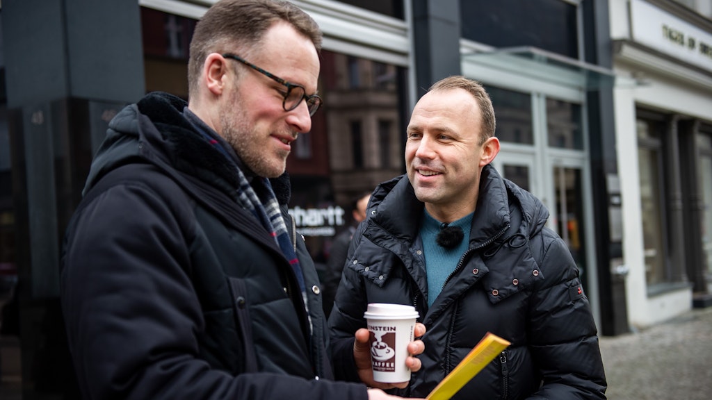 Sebastian Czaja (FDP) beim Wahlkampf in der Rosenthaler Straße. 
