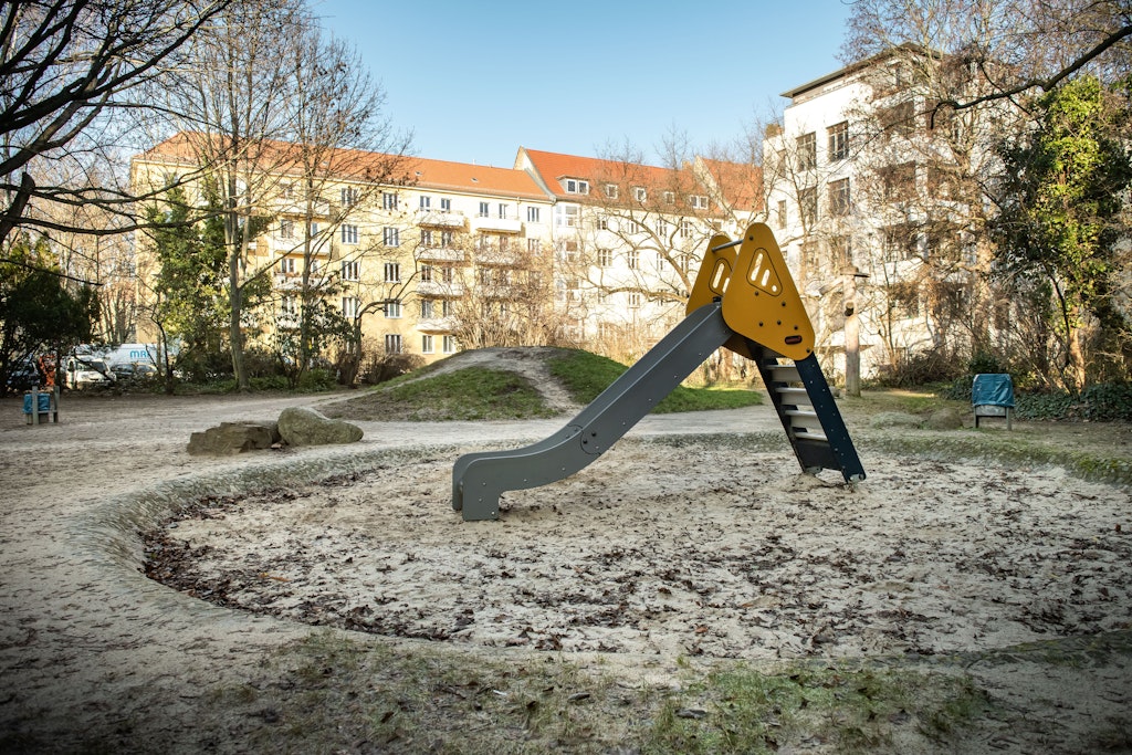 In diesem und einem benachbarten Innenhof sollen Modulbau-Häuser entstehen, die Platz für über 400 Geflüchtete bieten. 
