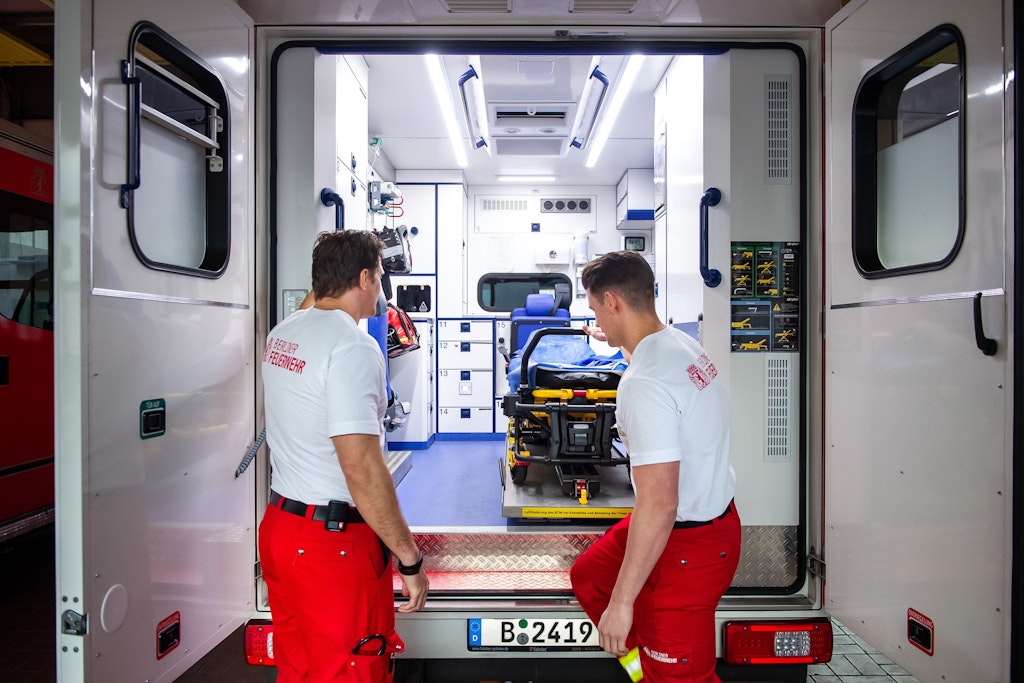Feuerwehrmänner im Rettungsdienst. Eine Spaltung in zwei Gehaltsgruppen ist nun vom Tisch. 