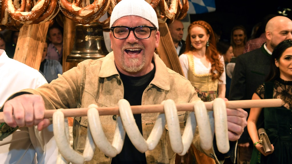 Sänger Gerhard Friedle, bekannt als DJ Ötzi, feiert bei der Weißwurstparty im Stanglwirt.