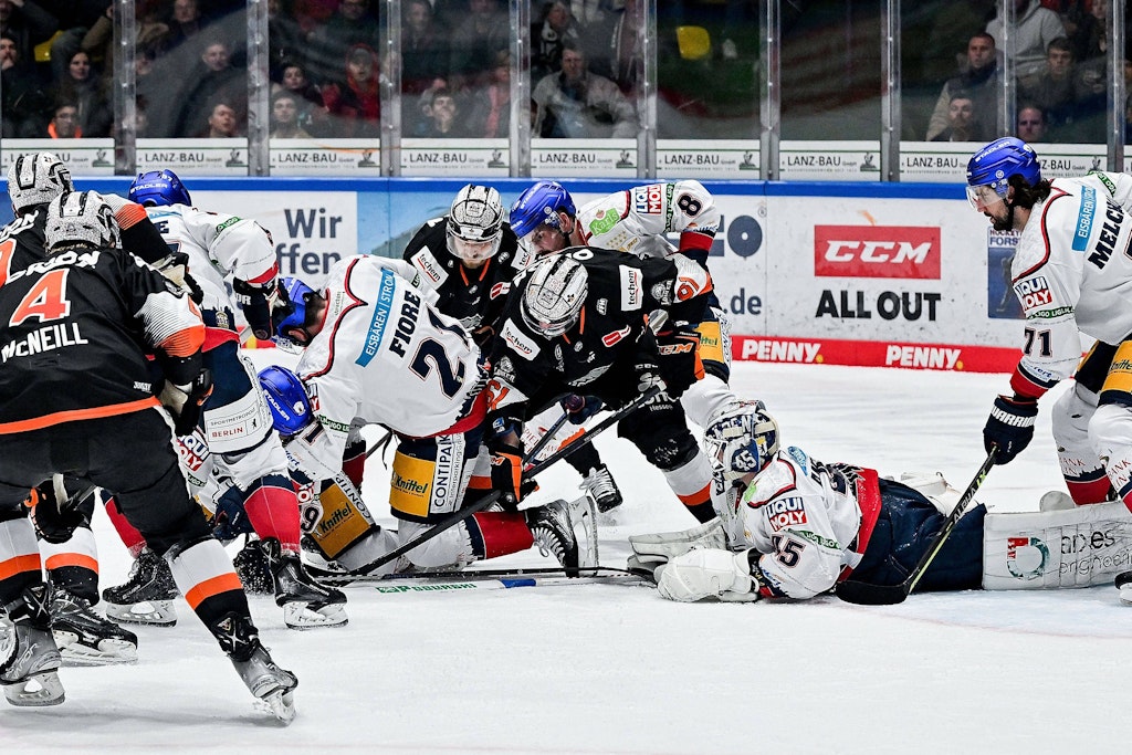 Mit vereinten Kräften stemmen sich Eisbären-Torwart Tobias Ancicka und seine Vorderleute gegen ein Tor der Löwen Frankfurt.