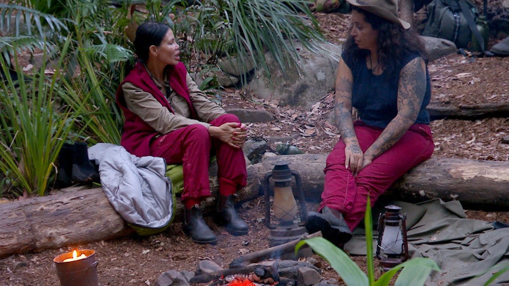 Djamila Rowe mit Jolina Mennen am Lagerfeuer im Dschungelcamp.