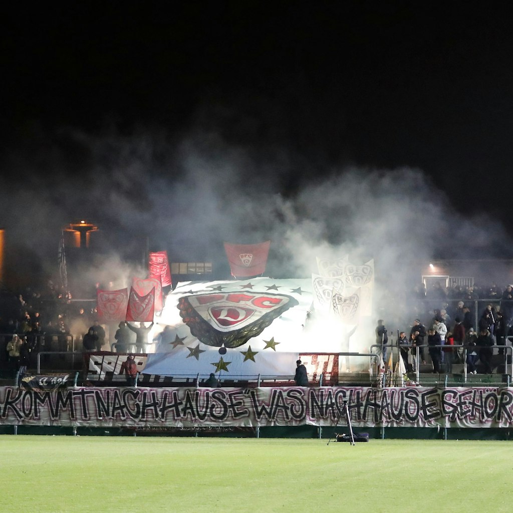 Auferstanden aus Ruinen: Die BFC-Fans feierten die Heimkehr des Dynamo-Logos auf ihre Weise. 