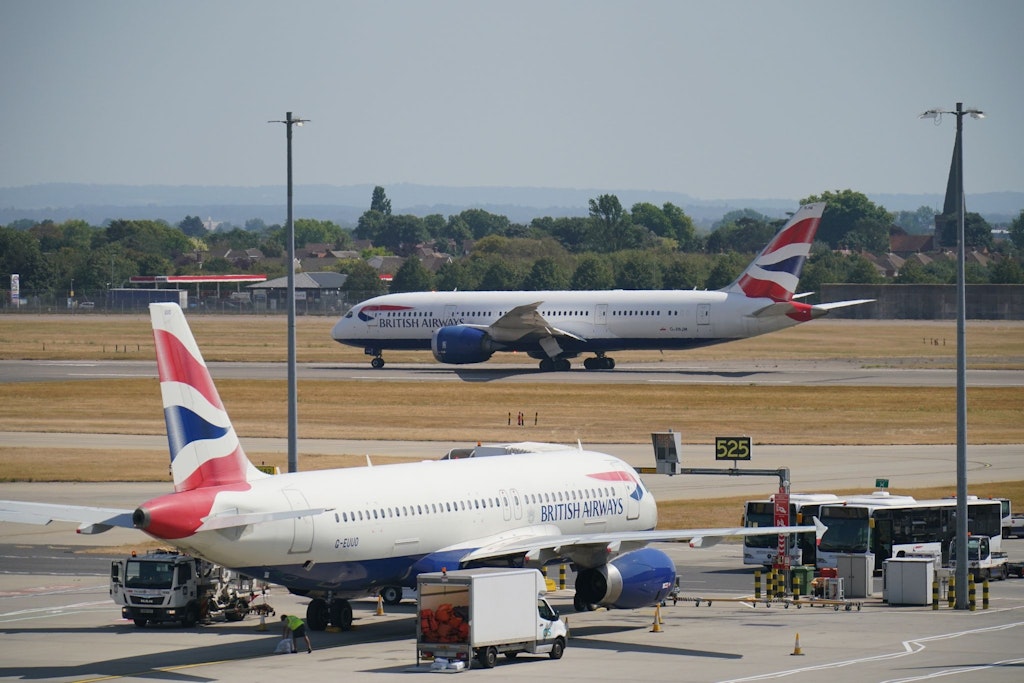 Maschinen von British Airways in London Heathrow. (Symbolbild)