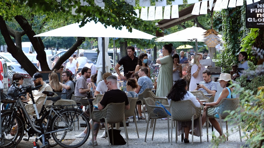 Sommerliches Treiben in der Rykestraße im Prenzlauer Berg.