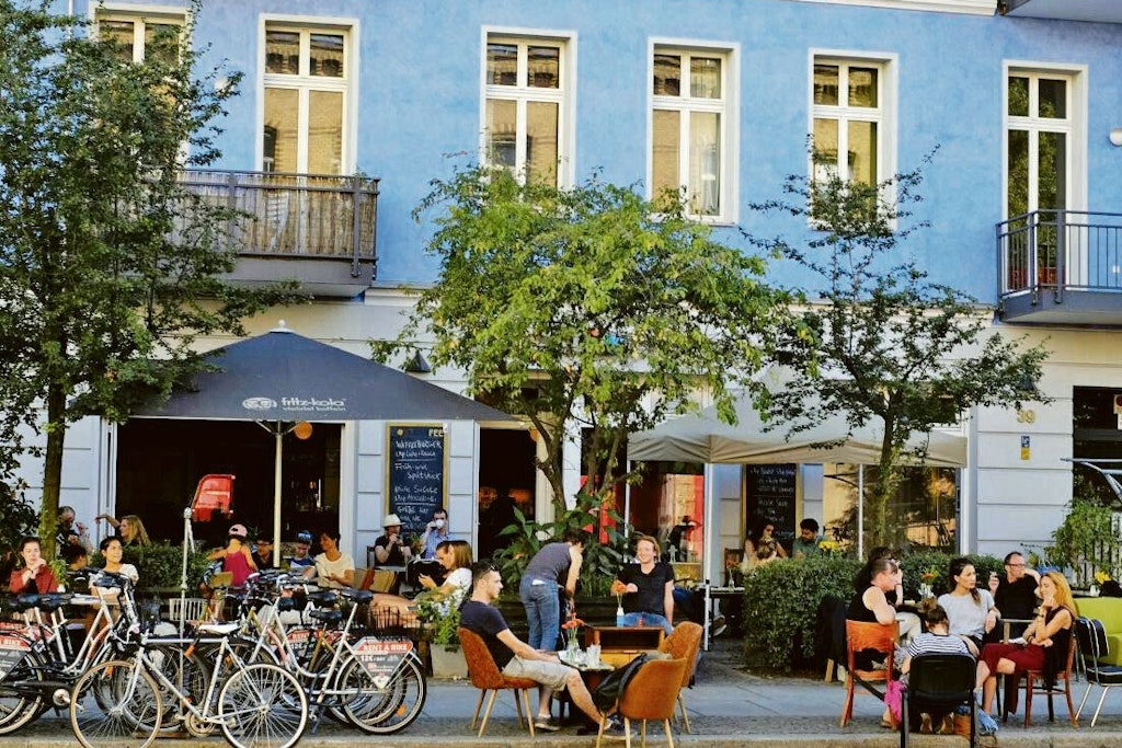 Gut besuchte Cafés in der Oderberger Straß in Berlin-Prenzlauer Berg. Hier könnte ein Teil der Straße im Sommer für Autos gesperrt werden. 