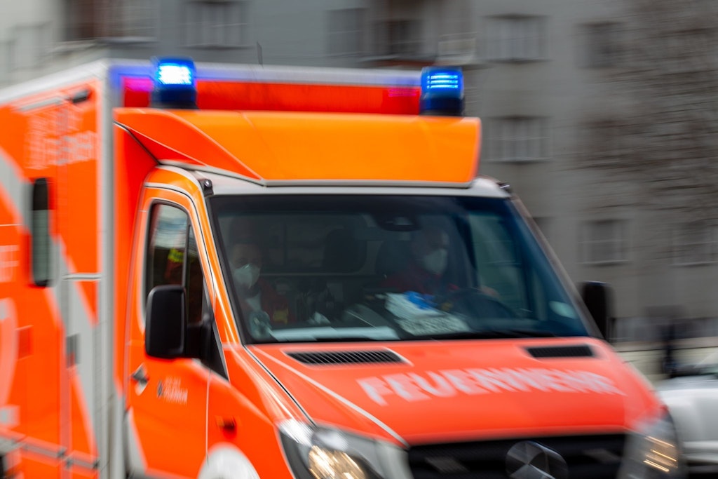 ARCHIV - Ein Rettungswagen der Feuerwehr fährt auf einer Straße. Foto: Fernando Gutierrez-Juarez/dpa/Symbolbild