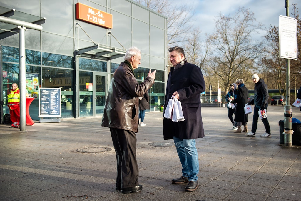 Bausenator Andreas Geisel (SPD) beim Straßenwahlkampf in Lichtenberg.