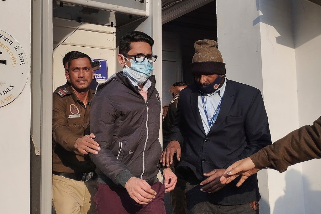 Polizisten eskortieren den angeklagten Geschäftsmann Shankar Mishra (Mitte) aus dem Gerichtsgebäude in Neu Delhi.