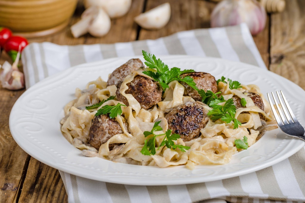 Dieses Nudelgericht ist einfach genial: Leckere Bandnudeln mit Hackbällchen und Sahnesoße. Dieses Rezept müssen Sie probieren!