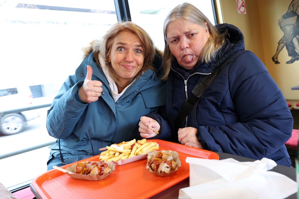 Anja (53) und Susanne (59) aus Heidelberg sind unterschiedlicher Meinung, wenn es um die Wurst geht. Anja ist aufgeschlossen, Susanne meint, dass Curry und Ananas einfach nicht zusammenpassen.