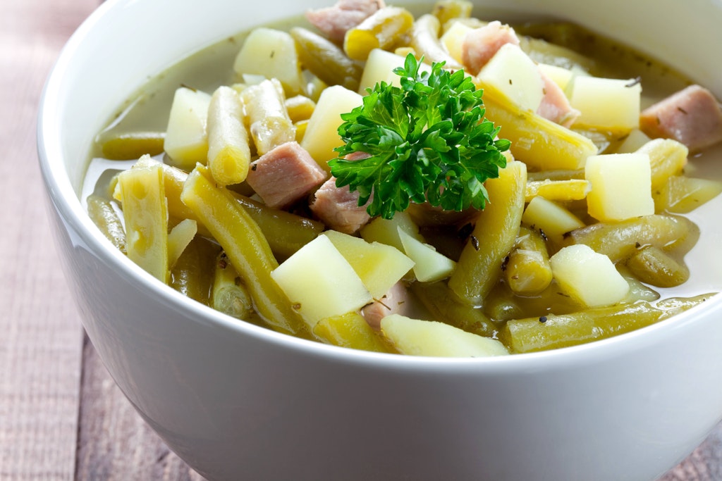 Bohneneintopf ist ein leckerer Suppen-Klassiker - er kann auch mit Suppenfleisch zubereitet werden, schmeckt aber auch mit Hack einfach lecker!