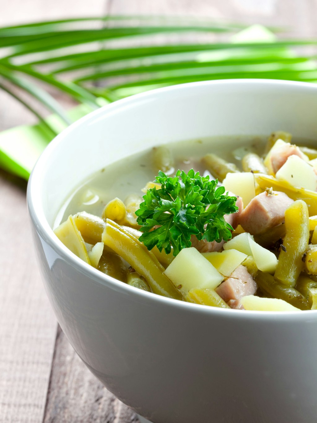 Zum Bohneneintopf passt eine köstliche Scheibe Brot. Aber auch ohne ist dieses Rezept einfach lecker.