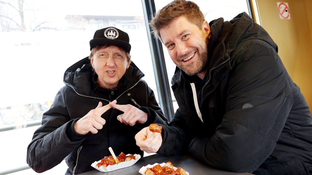 Stefan (57) aus Feldafing und Ralf (49) sind entsetzt, für sie passt eine süße Currywurst gar nicht: Obst und Fleisch zusammen sind keine Option.