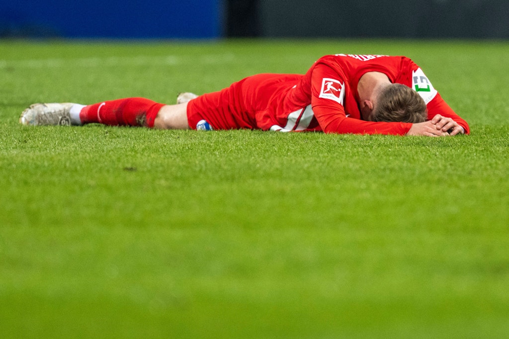 Herthas Maxi Mittelstädt am Boden zerstört. 1:3 in Bochum, das müssen die Blau-Weißen erst mal verdauen.