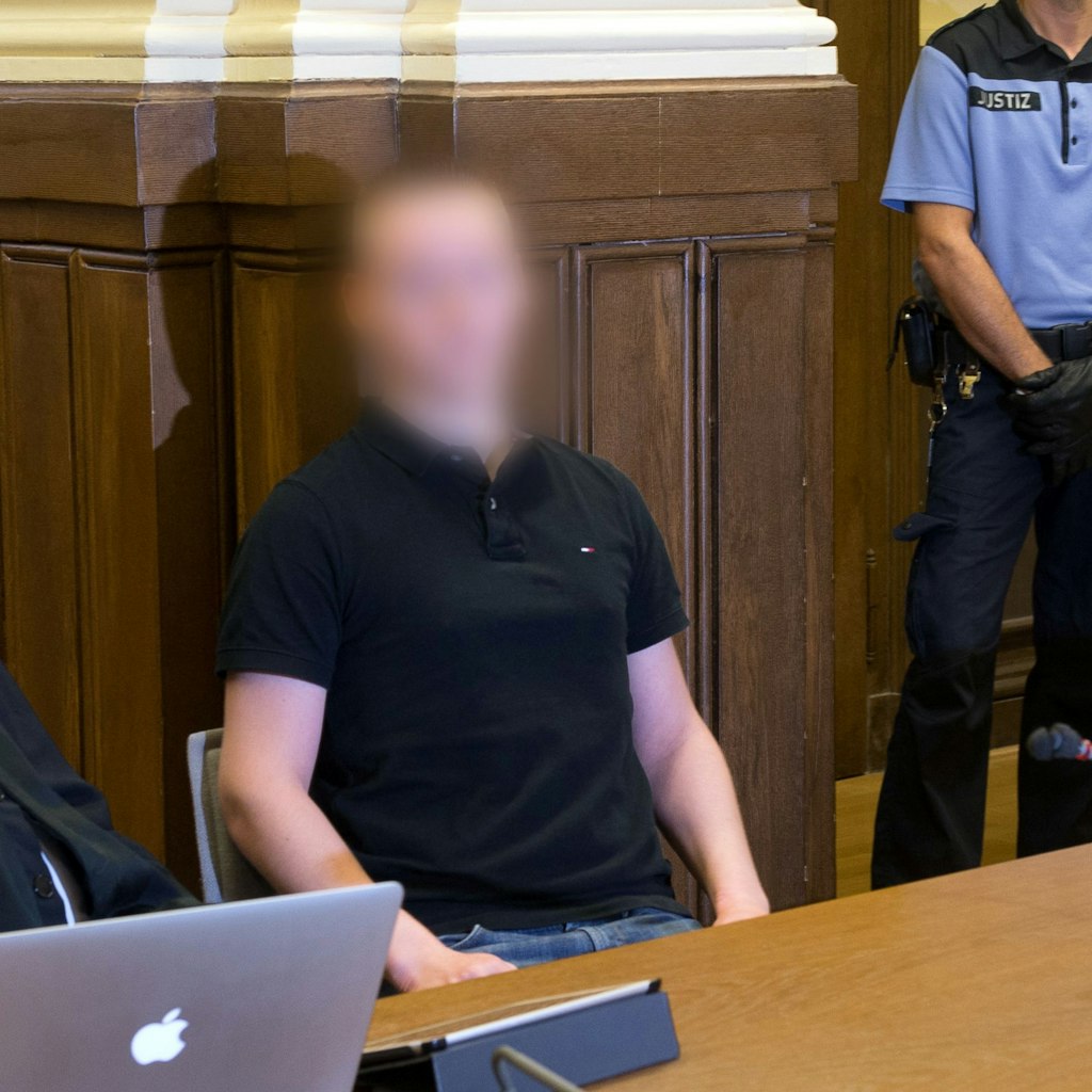 Der angeklagte „Kinderzimmer-Dealer“ sitzt zum Prozessbeginn im Gerichtssaal des Landgerichts. 2015 wurde der heute 27 Jahre alte Leipziger mit dem Pseudonym «Shiny Flakes» wegen Drogenhandels zu sieben Jahren Jugendstrafe verurteilt. 
