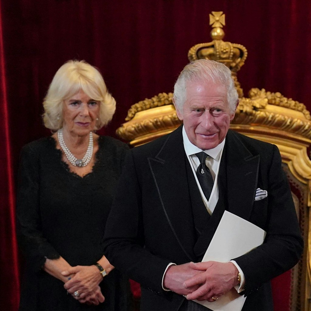 König Charles III. und Königsgemahlin Camilla nehmen am Treffen des Accession Council im St. James’s Palace teil.