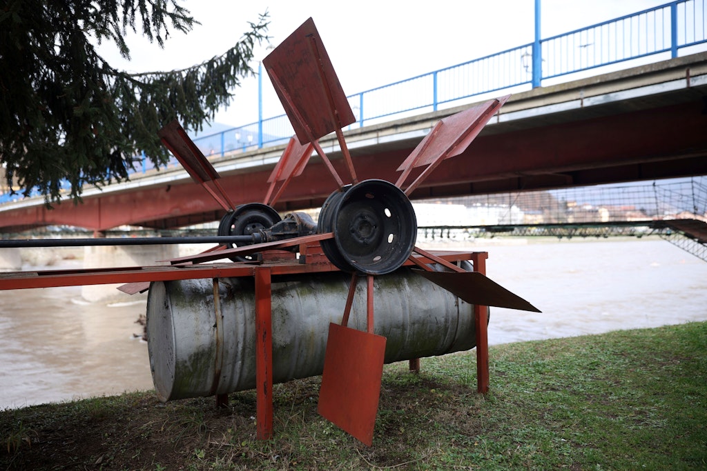 Der Nachbau eines improvisierten Miniatur-Wasserkraftwerks, der im bosnischen Gorazde als Denkmal an der Drina steht.
