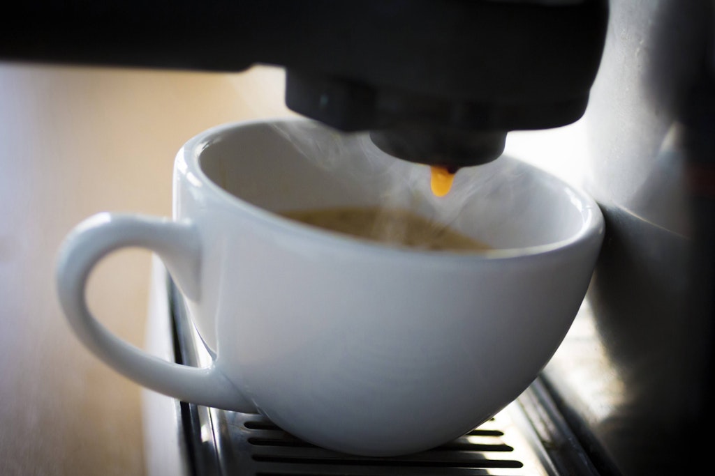 Wasser und Kaffeebohnen rein, ein Knopfdruck und schon fließt der leckerste Espresso oder Cappuccino in die Tasse. Und mit ihm Keime.