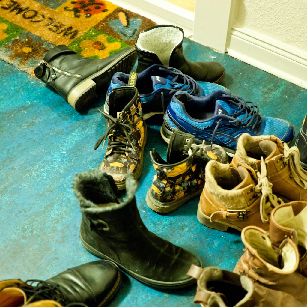 Wenn jemand über die Schuhe stolpert, kann der Mieter als Verursacher haftbar gemacht werden.