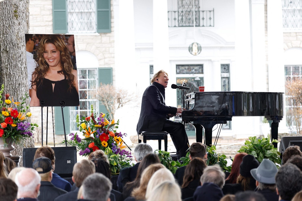 Axl Rose sang November Rain für die tote Lisa Marie.