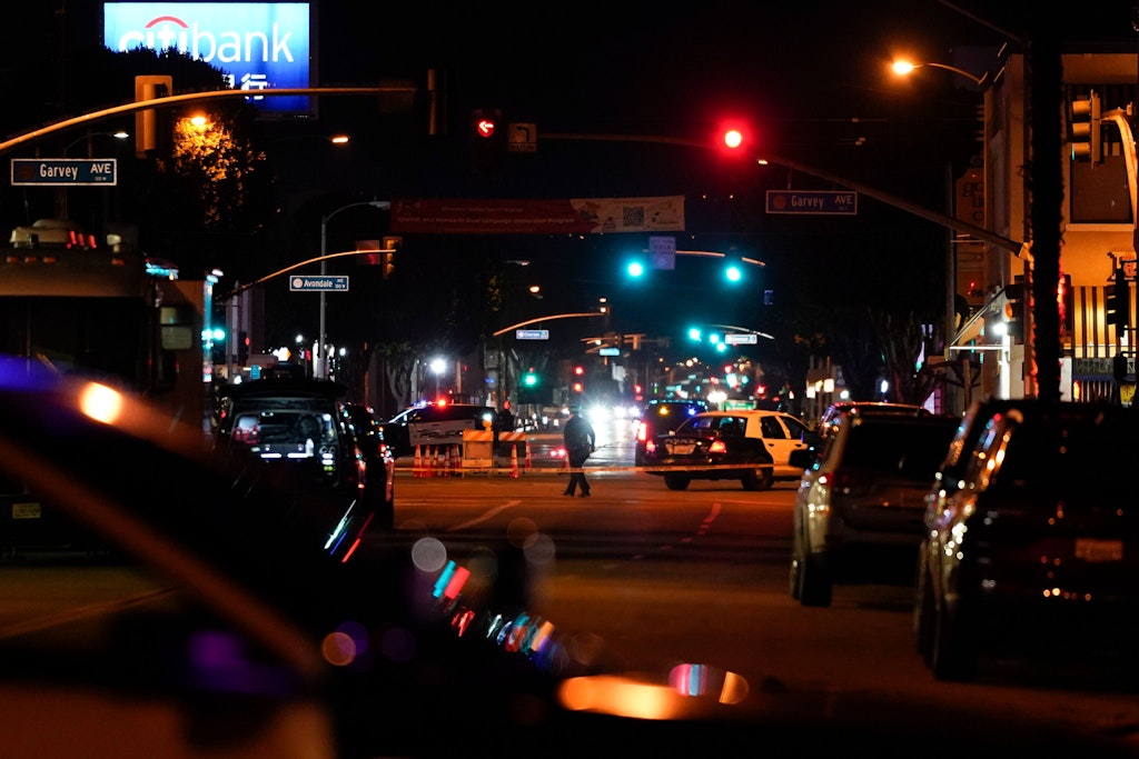 Polizisten haben den Tatort in Los Angeles weiträumig abgesperrt.