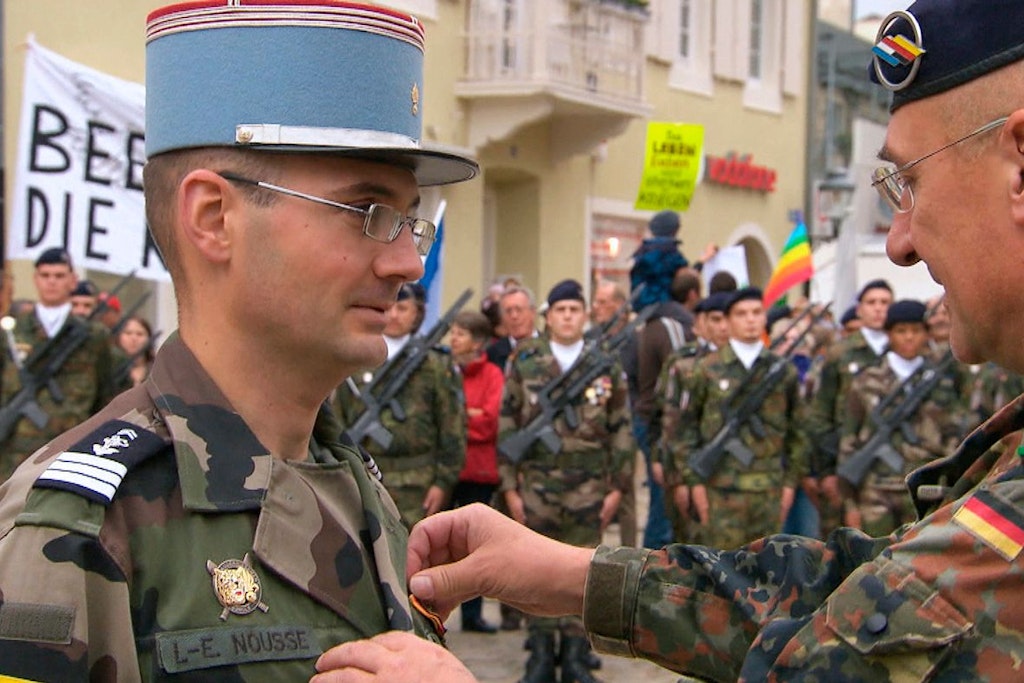 Einstmals unvorstellbar: Ein Bundeswehrgeneral der deutsch-französischen Brigade zeichnet einen französischen Hauptmann aus.