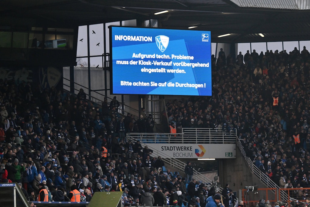 Der VfL Bochum informierte beim Spiel gegen Hertha BSC die Stadionzuschauer in der Halbzeit über die Probleme an den Bier-und Wurstständen.
