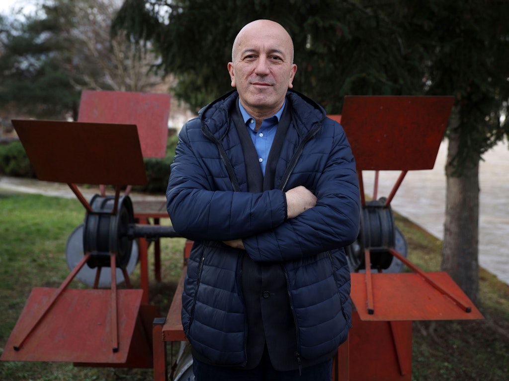 Edin Culov, Gouverneur der Region Gorazde, vor dem Miniatur-Wasserkraftwerk.