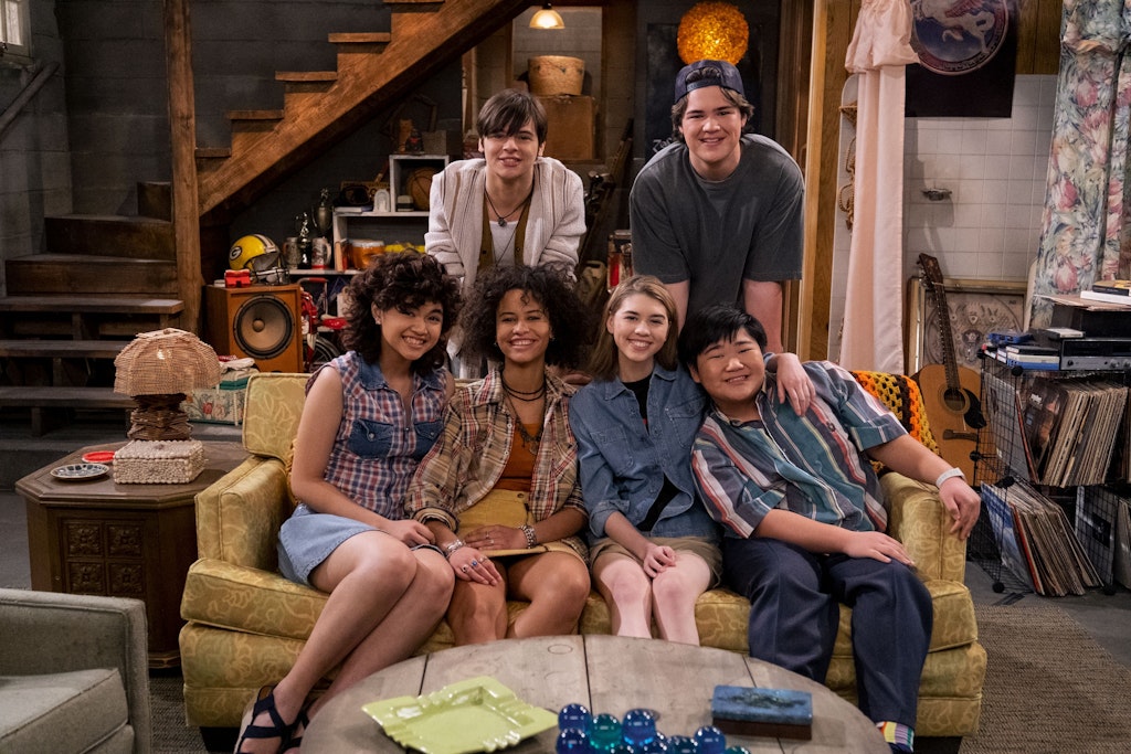 Der Cast des Spin-offs: Sam Morelos (l-r) als Nikki, Mace Coronel als Jay, Ashley Aufderheide als Gwen Runck, Callie Haverda als Leia Forman, Maxwell Acee Donovan als Nate und Reyn Doi als Ozzie in Die wilden Neunziger.