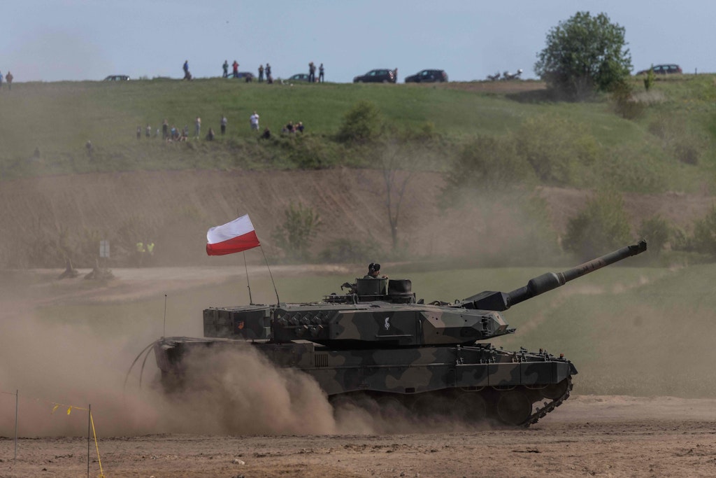 Ein Leopard 2-Panzer der polnischen Armee im Manöver.