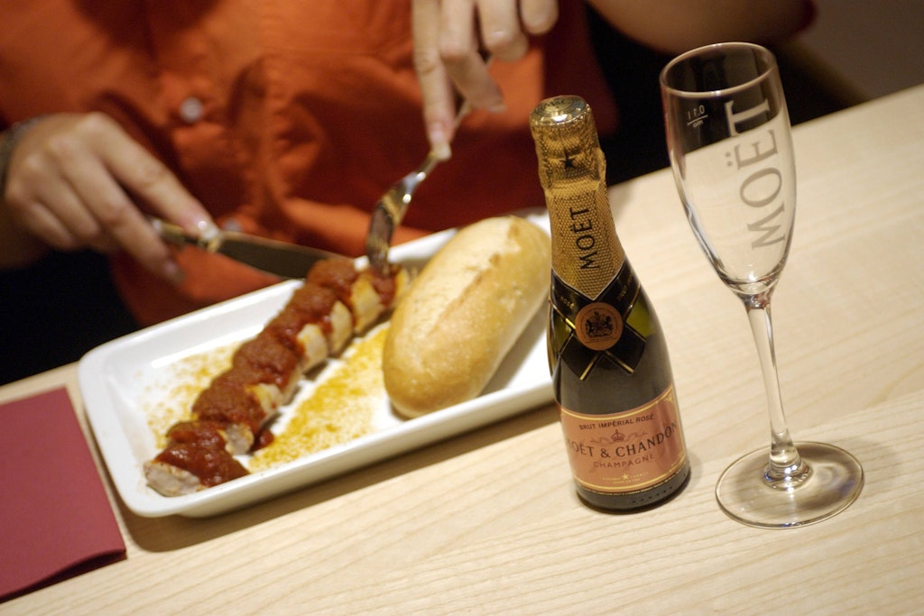 So geht’s natürlich auch: Currywurst mit Schampus. Kostet in Nürnberg fast 100 Euro.