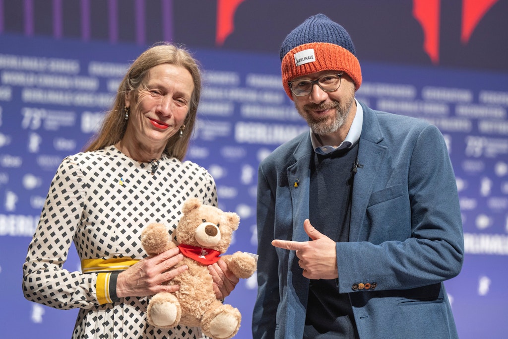 Das Leitungsduo der Berlinale, Mariette Rissenbeek und Carlo Chatrian, macht Späßchen für die Presse.