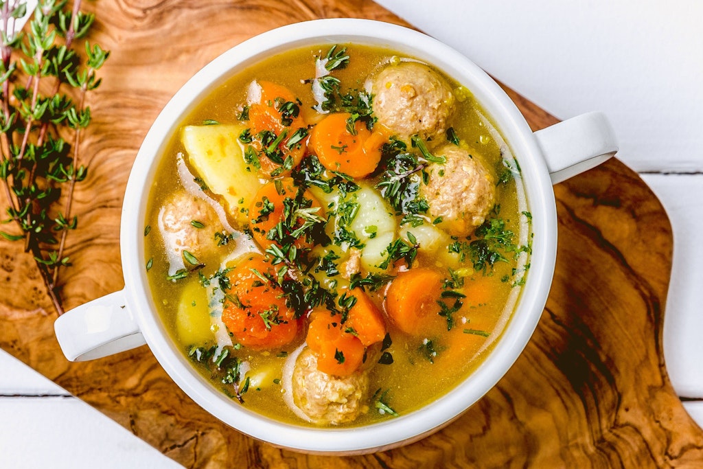 Diese Gemüsesuppe mit Hackbällchen ist einfach ein Genuss - und so schnell zubereitet!