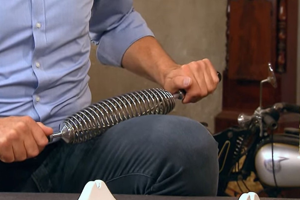 Voller Körpereinsatz bei „Bares für Rares“. Experte Detlev Kümmel im Selbstversuch mit dem „Elastomat“.