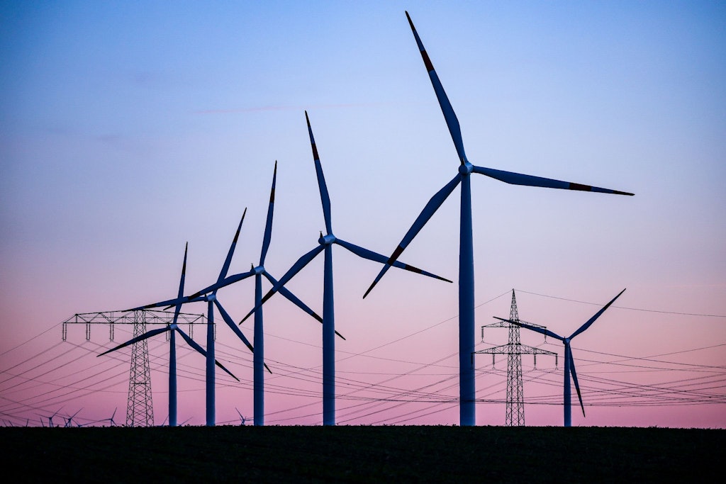 Windkraftanlagen produzieren zeitweilig so viel Strom, dass Deutschland ihn verscherbeln muss. Er kann im Land nicht verteilt werden, weil Fernleitungen fehlen.