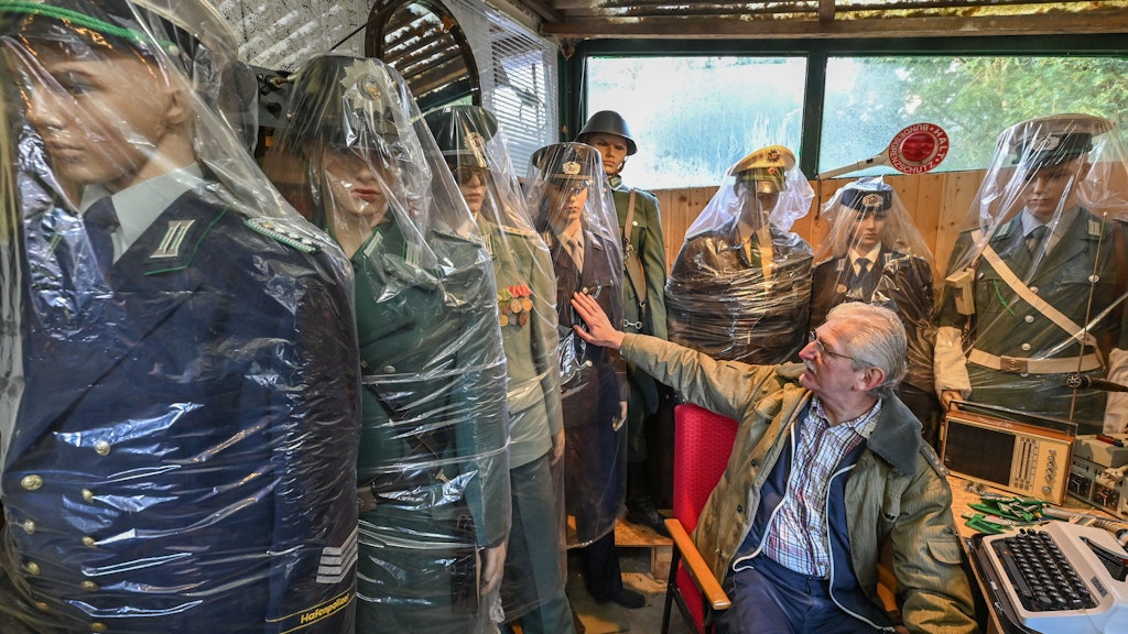 Figuren mit DDR-Uniformen: Christian Paul zeigt in seinem kleinen Privatmuseum die Geschichte der Volkspolizei.