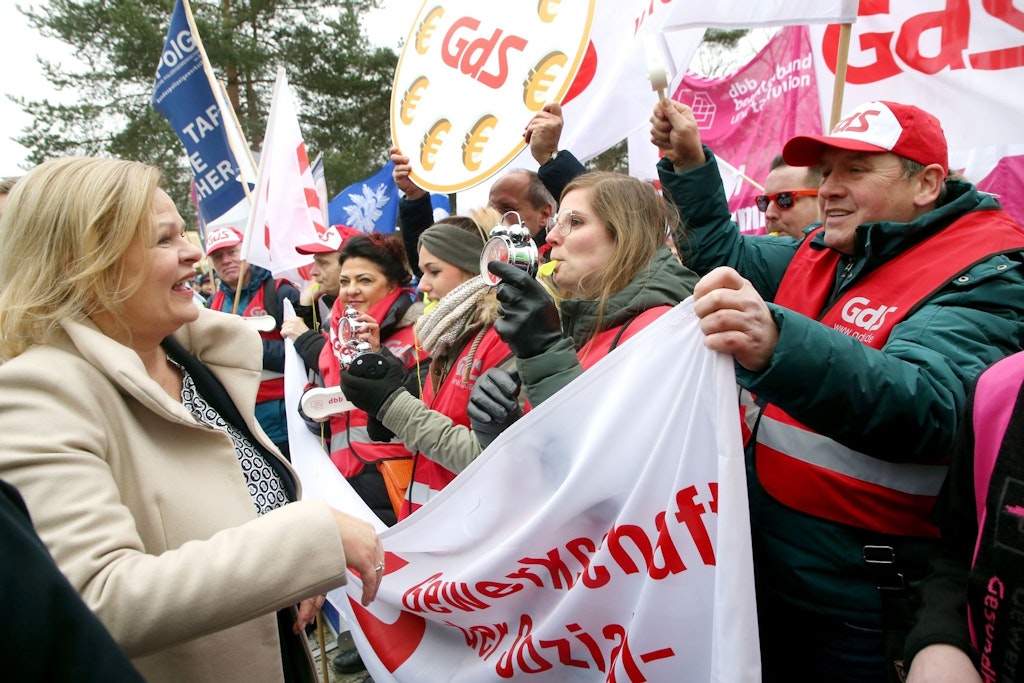 Innenministerin Nancy Faeser (SPD) als Verhandlungsführerin des Bundes traf vor dem Potsdamer Kongresshotel auf demonstrierende Beschäftigte des öffentlichen Diensts. Sie wollen deutlich mehr Geld.