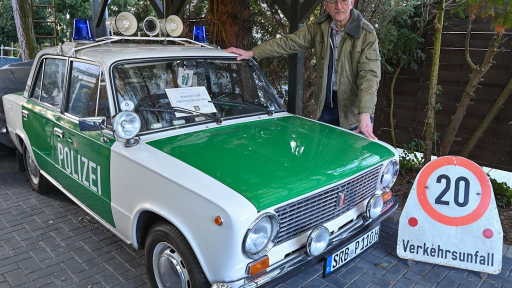 Christian Paul und sein aufgemöneltes DDR-Polizeiauto: Der Wagen wurde 1990 kurz vor der deutschen Wiedervereinigung von der Volkspolizei auf die Farben der „West-Polizei“ umlackiert. 