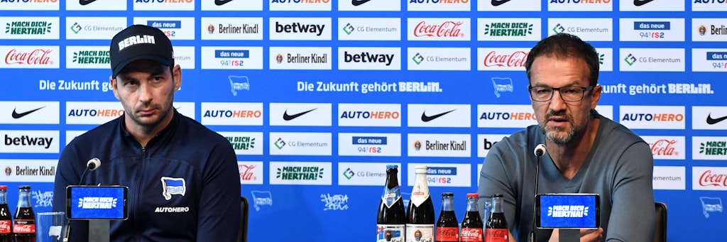 Hertha BSC steckt in der Krise: Manager Fredi Bobic (r.) gibt vor dem Derby gegen den 1. FC Union Trainer Sandro Schwarz eine Jobgarantie. 