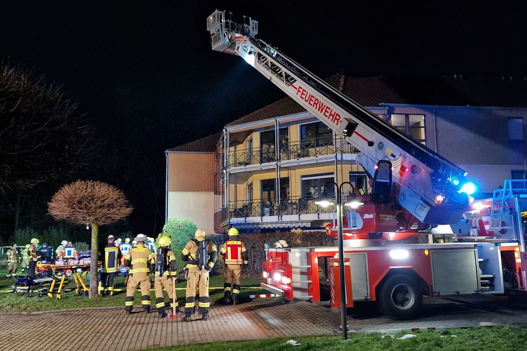 Feuerwehrleute sind am Montagabend vor einem Heim für Schwerbehinderte in Kamen im Einsatz.