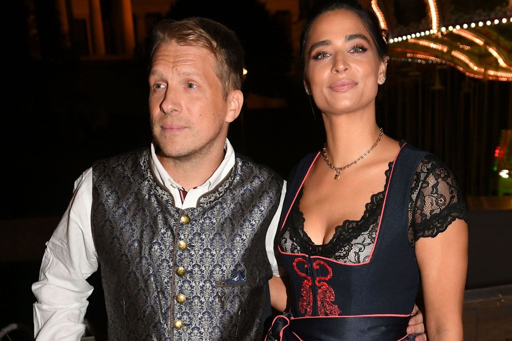 Der Comedian Oliver Pocher und seine Frau Amira auf dem Oktoberfest 2022 (Archivfoto). In einem Prozess um einen Einbruch werden sie am Mittwoch als Zeugen erwartet. 