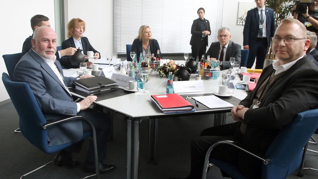 Dicke Aktenordner und Kaffeekannen: Die Verhandlungspartner im Potsdamer Kongresshotel hatten sich gewappnet.