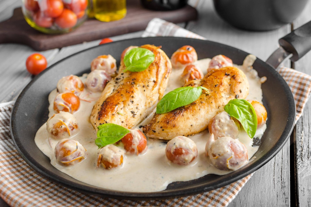Das Rezept für Kräuter-Sahne-Hähnchen ist auch in jeder Diät ein Knaller: schnell gemacht und super-leicht.