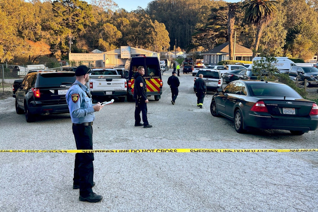 Einsatzkräfte an einem der Tatorte in Kalifornien.