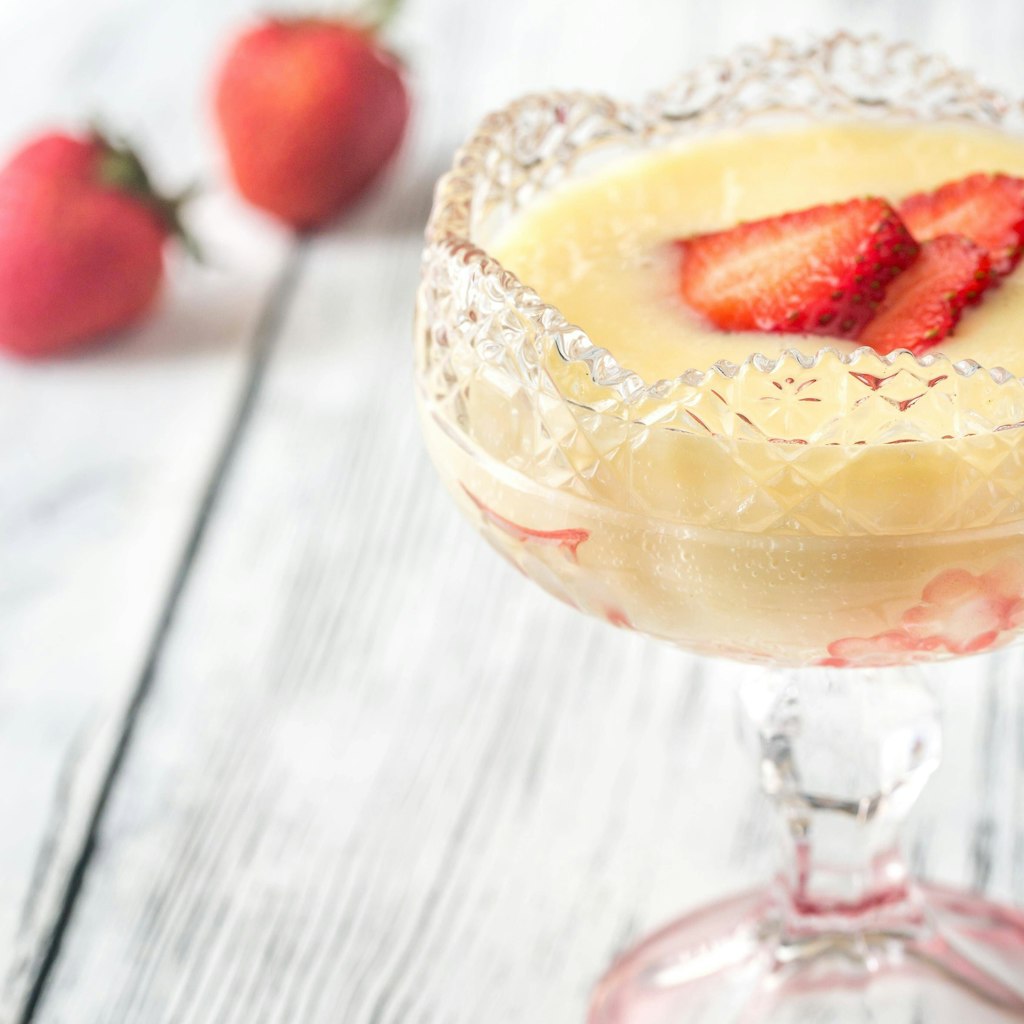 Das Rezept für selbstgemachten Vanillepudding ist ein Renner – nicht nur bei Kindern. Er schmeckt köstlich mit Obst oder Schokosoße.