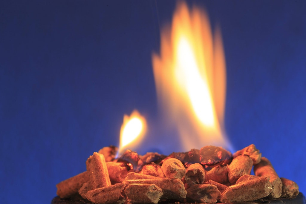 Brennende Holzpellets: Berliner, die damit Heizen, bekommen jetzt auch finanzielle Hilfe.