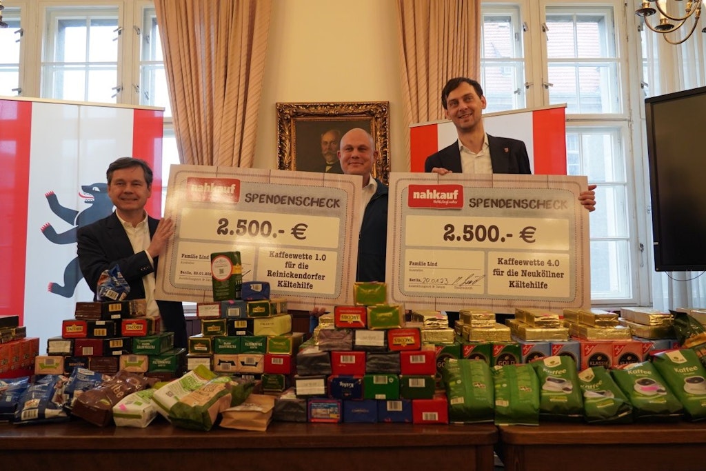 In der Mitte: Unternehmer Michael Lind. Er übergab den Bürgermeistern Martin Hikel (r.) und Uwe Brockhausen. (l.) einen Spendencheck. 