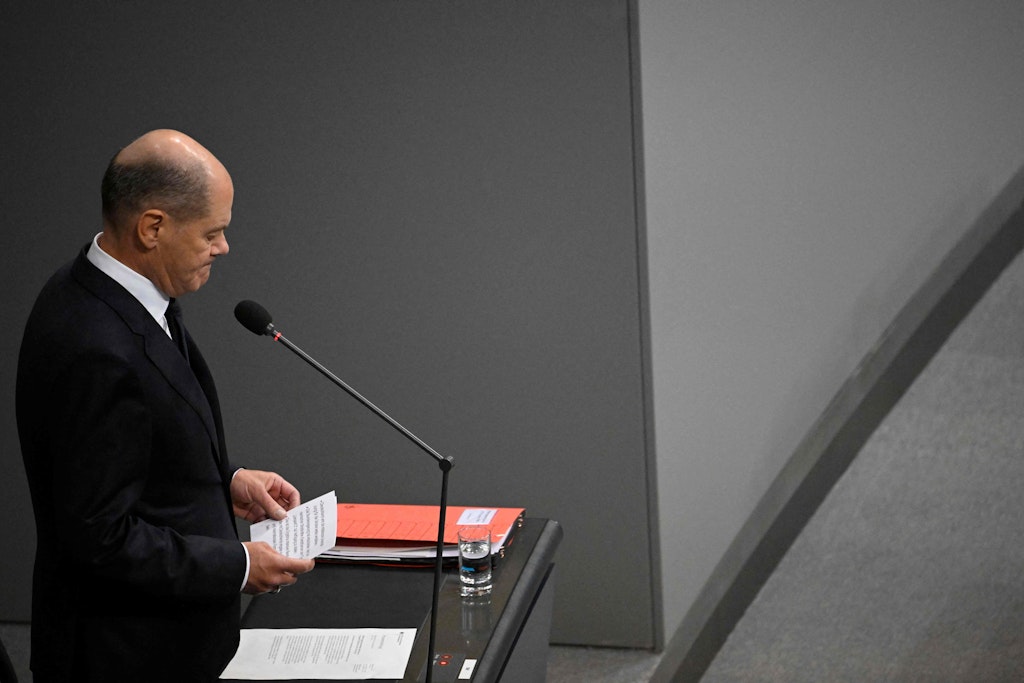 Olaf Scholz beantwortet im Bundestag Fragen zur Panzerlieferung.